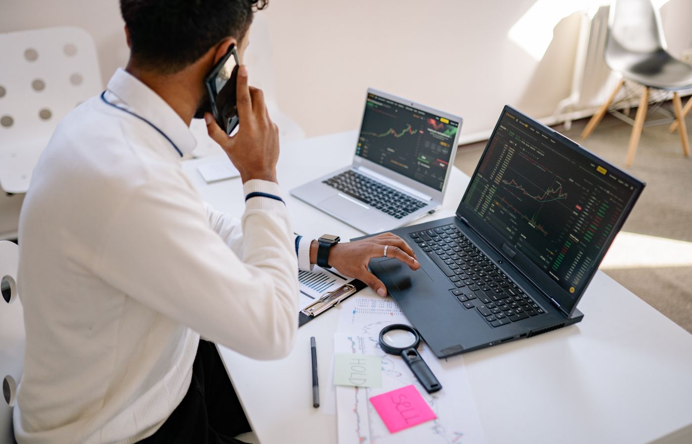 Pemilik bisnis memantau data pertumbuhan penjualan di laptop