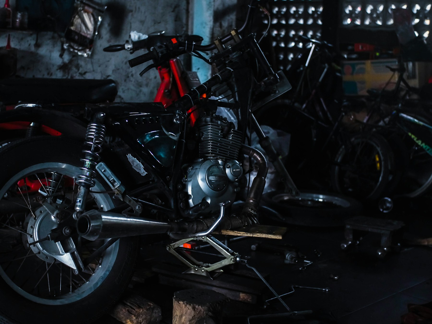 Motor sedang diperbaiki di bengkel lokal Yogyakarta dengan alat dan sparepart terlihat rapi