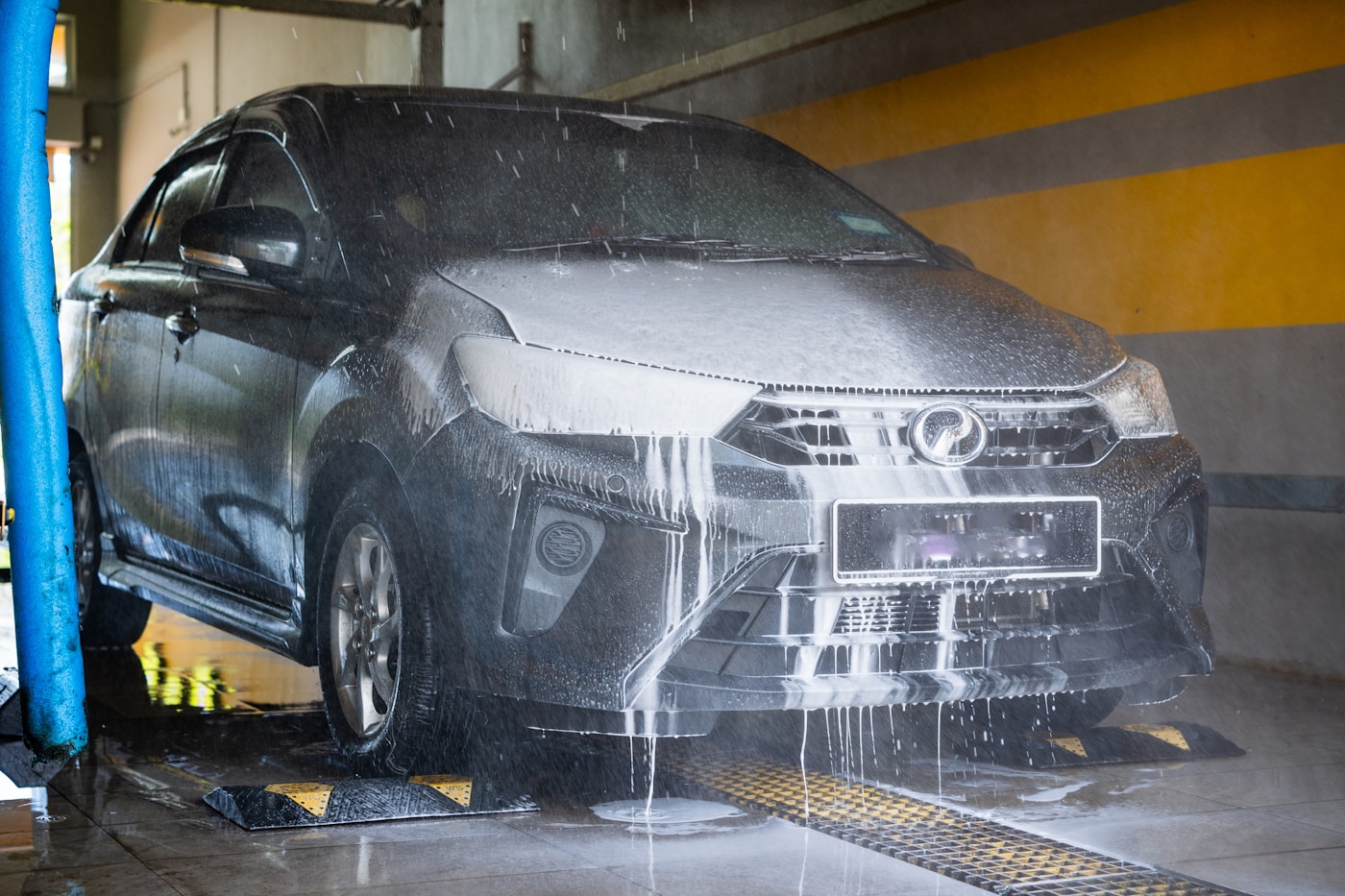 Foam wash bay