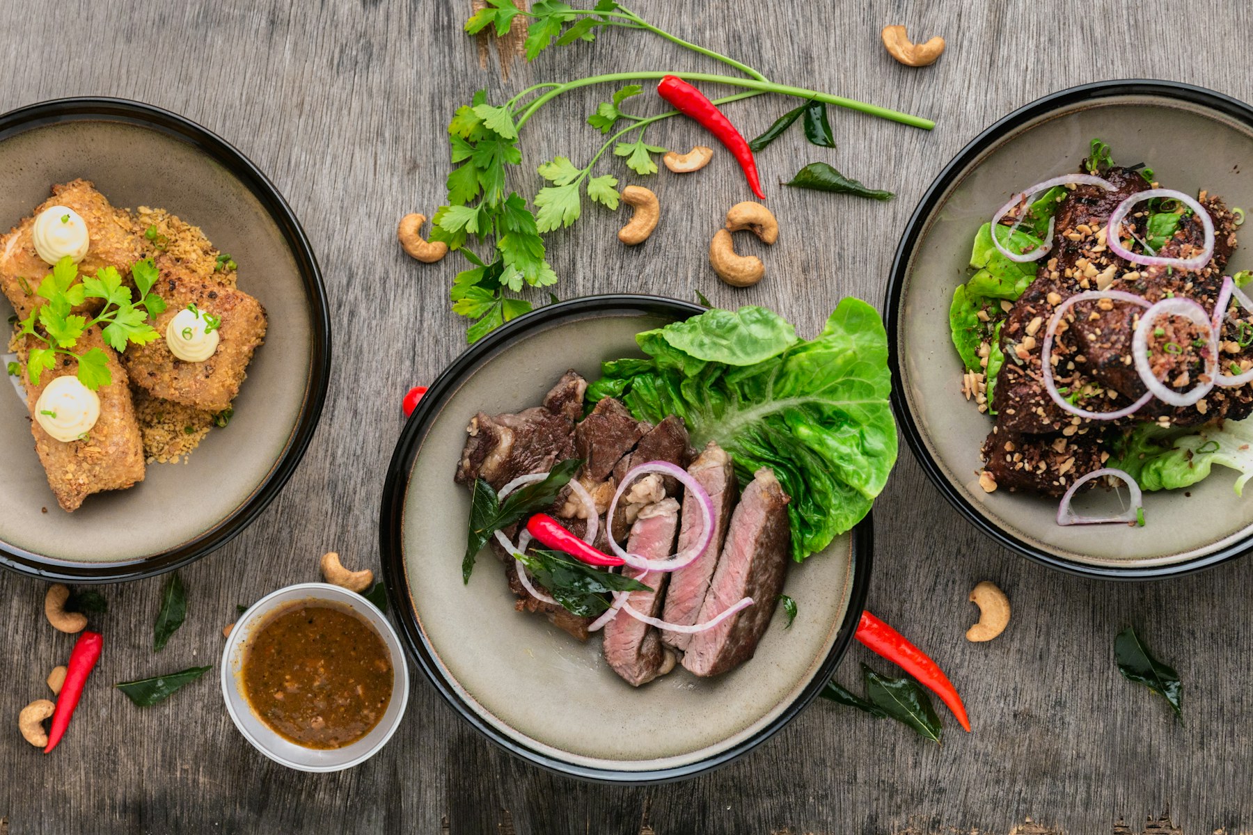 Visual katalog catering dengan paket nasi box dan jadwal pengiriman