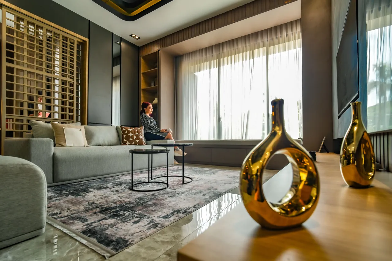 Interior ruang keluarga modern dengan jendela besar dan cahaya alami di Jakarta