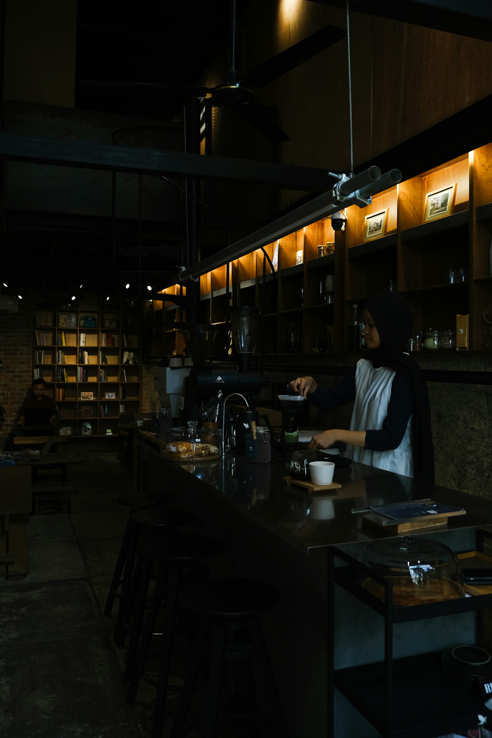 Barista coffee shop Jakarta menyiapkan kopi di belakang counter specialty