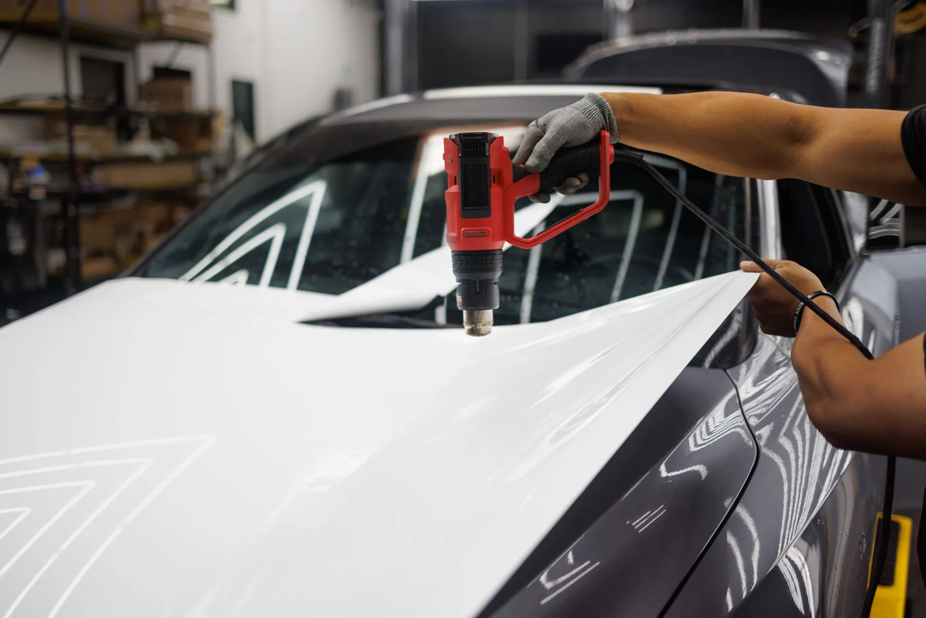 Proses pemanasan material wrap pada panel kendaraan