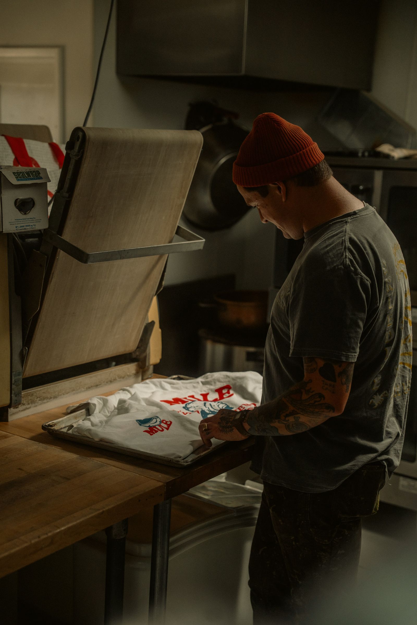 Proses heat press pada pakaian