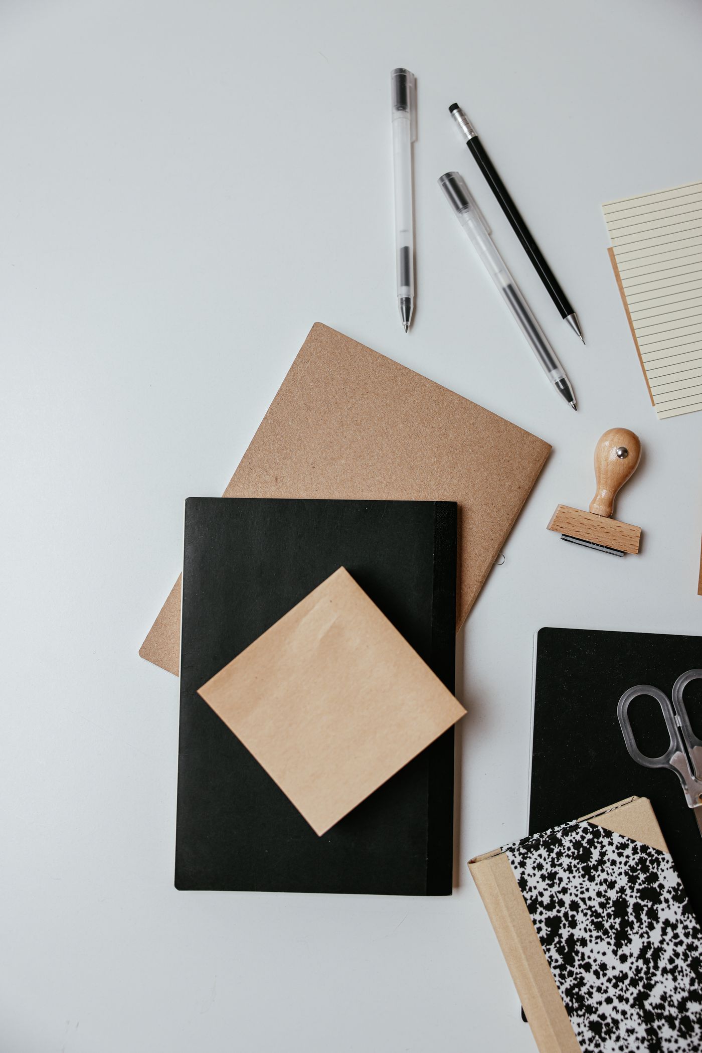 Perlengkapan kertas dan stationery di atas meja