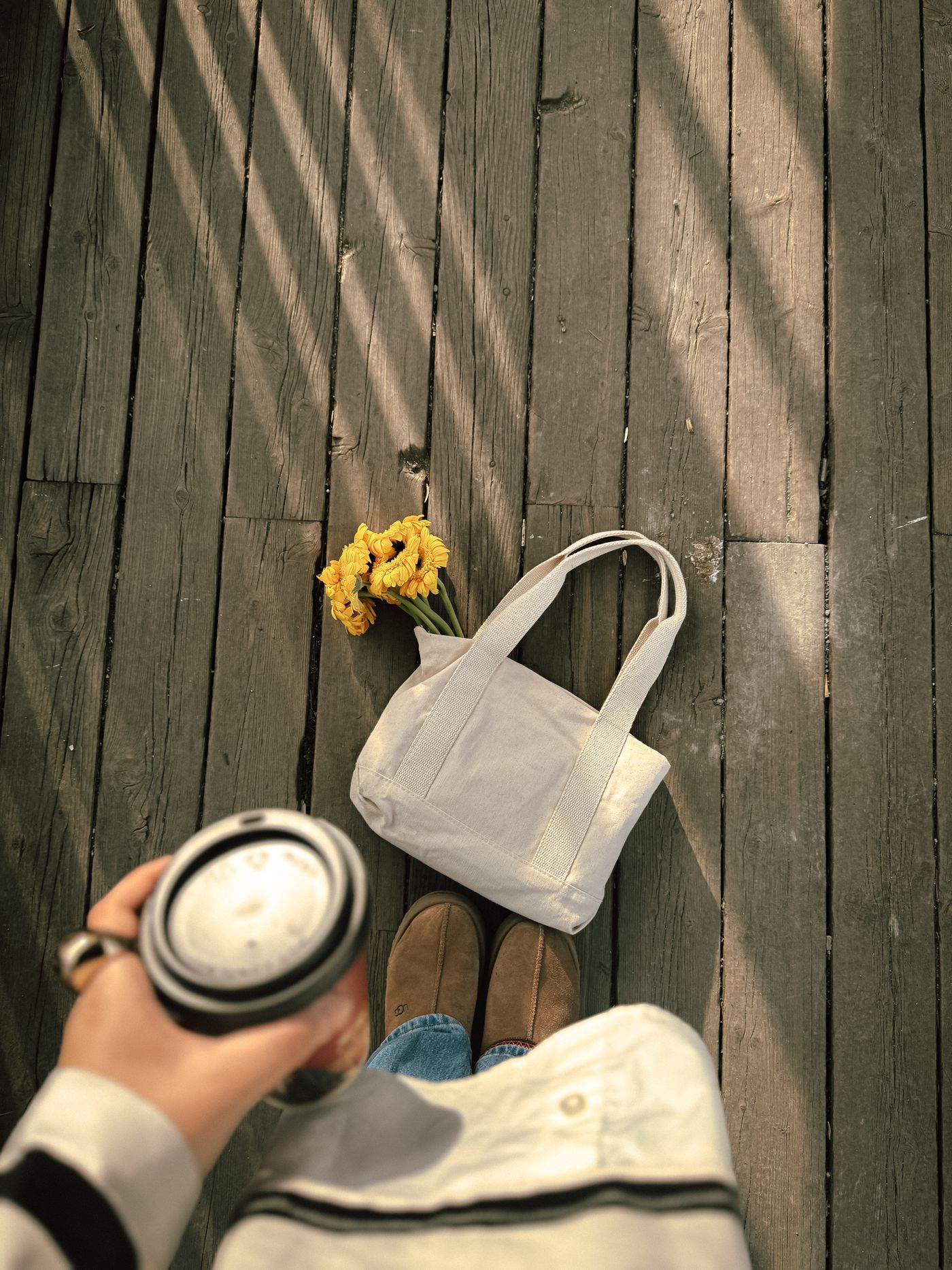Tote bag dan perlengkapan lifestyle di area luar ruang