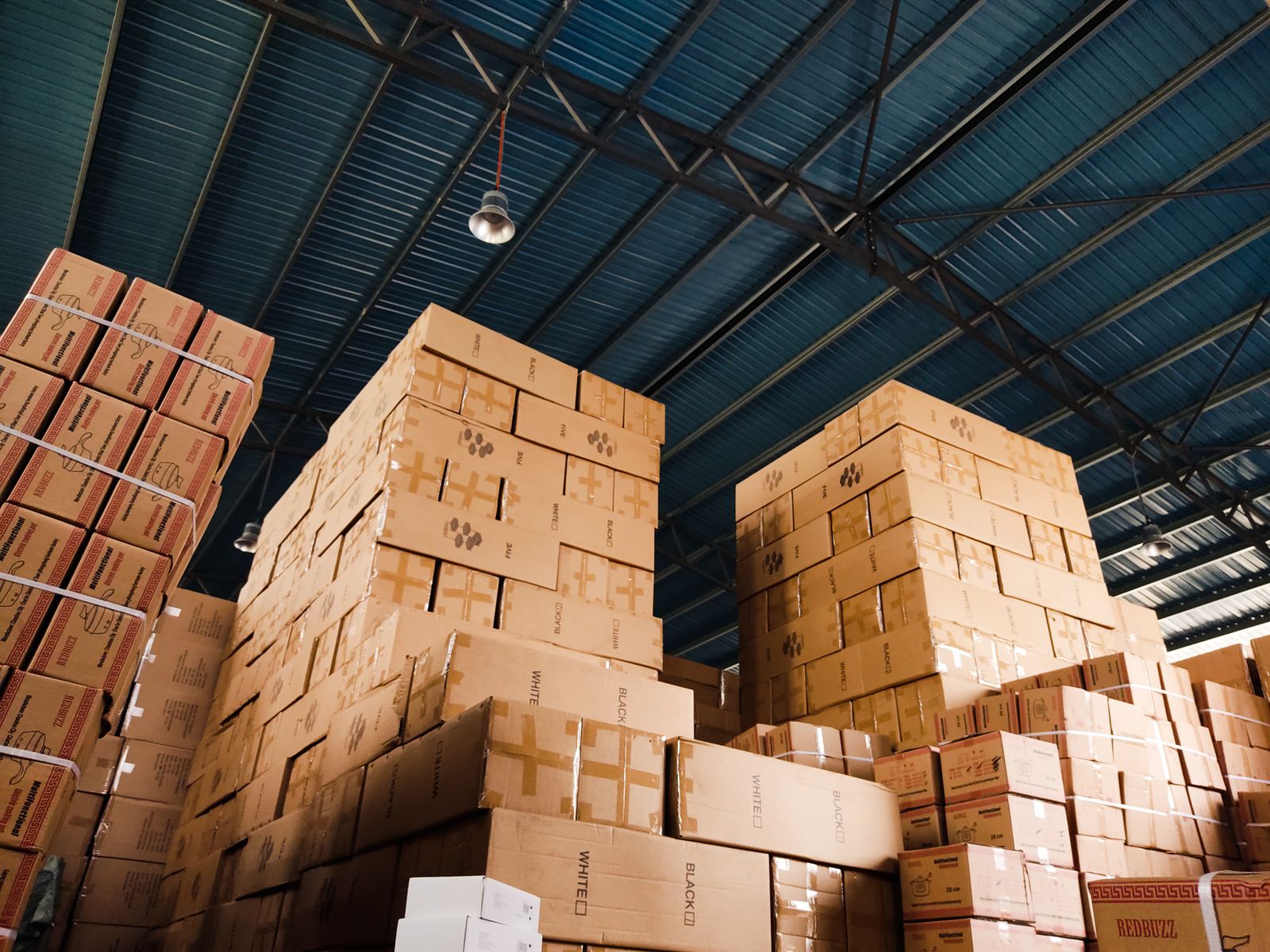 Gudang berisi kardus produk siap distribusi
