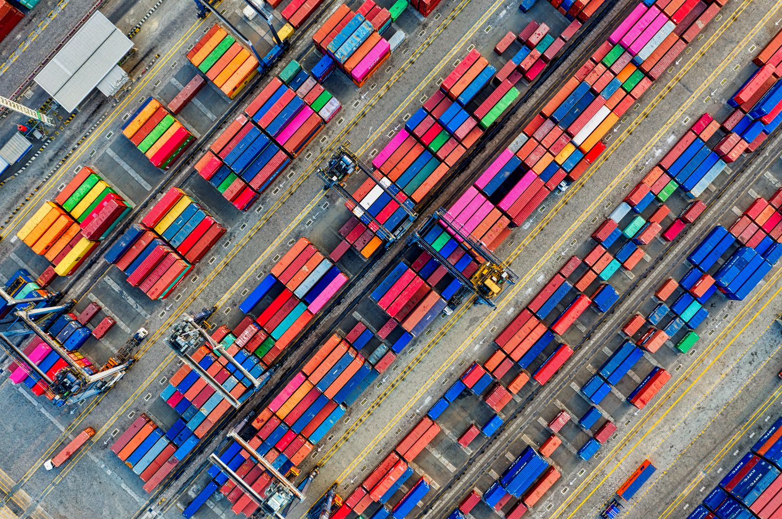 Pemandangan udara area terminal kontainer di Jakarta