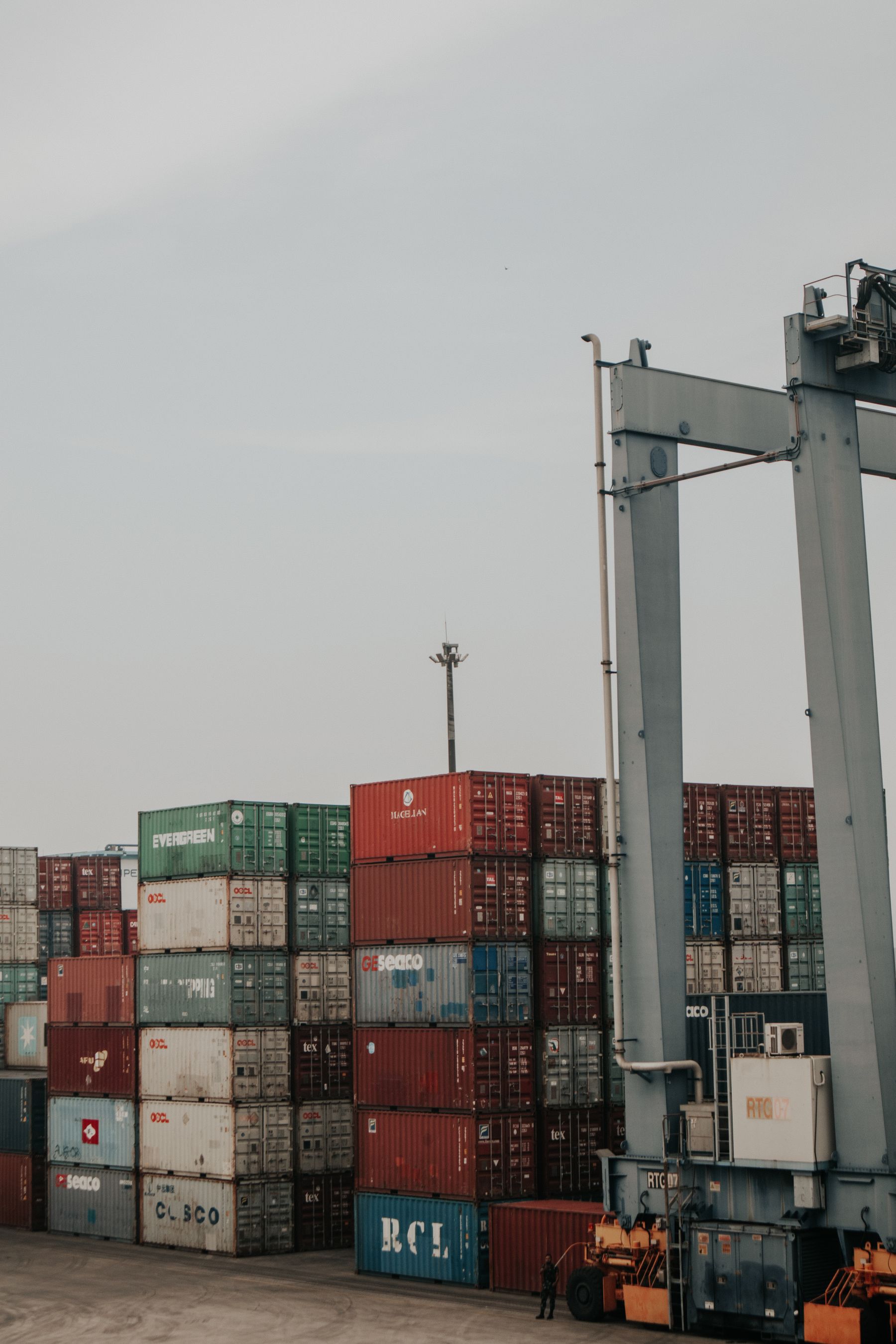 Tumpukan kontainer di terminal logistik Jakarta
