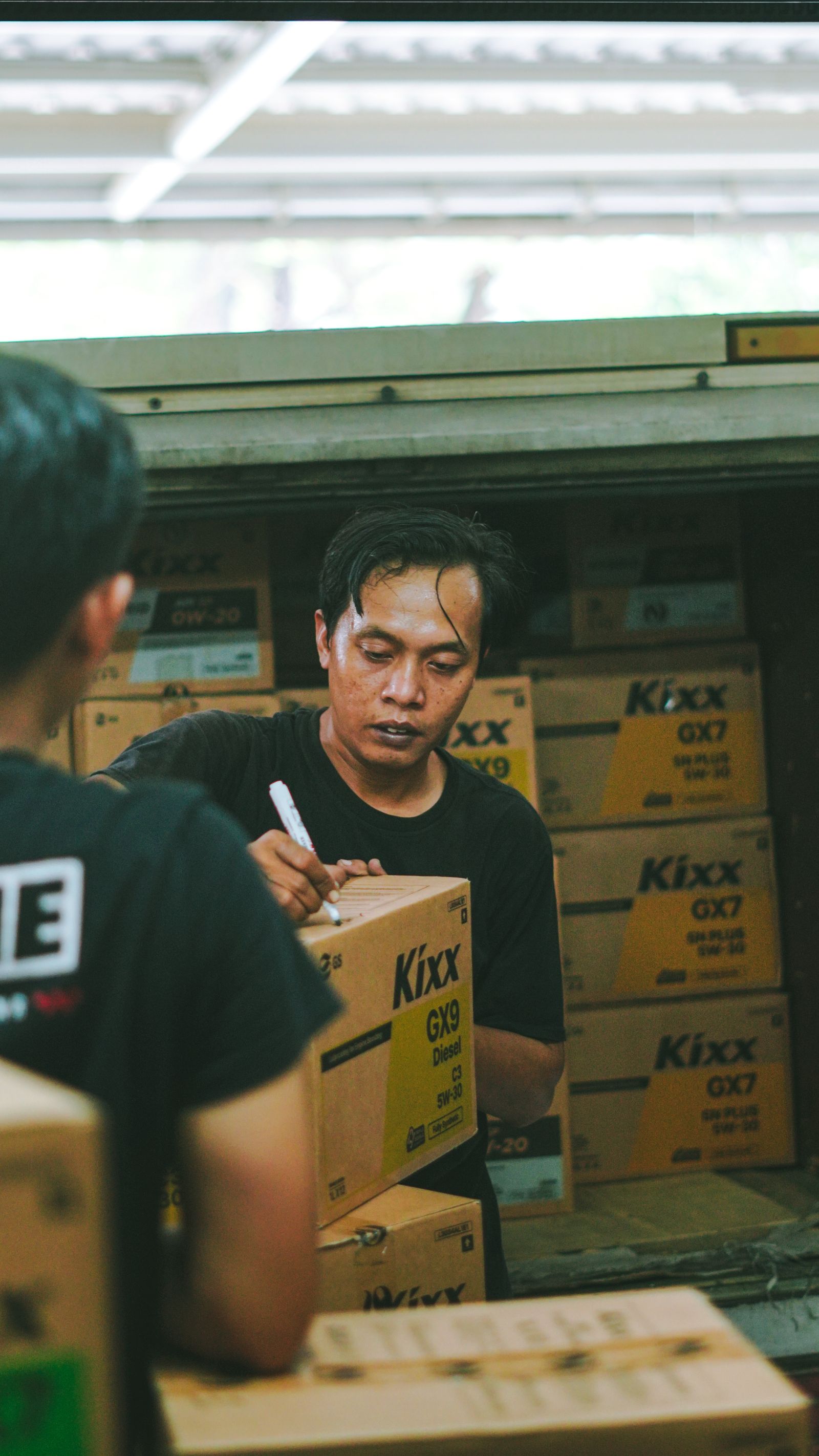 Pekerja gudang di Jakarta menangani dan mencatat kotak