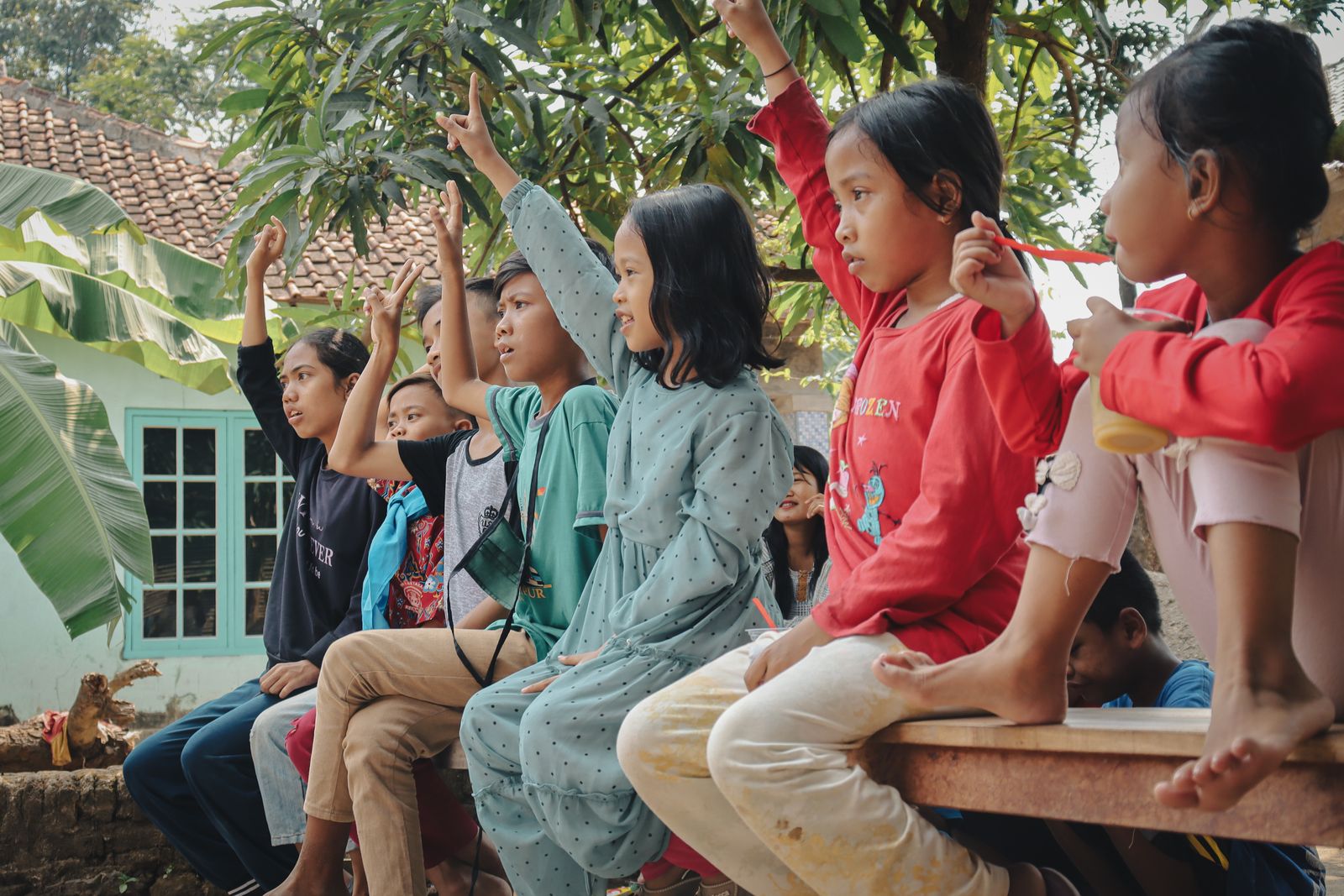 Anak-anak mengikuti kegiatan belajar luar ruang di Jawa Barat