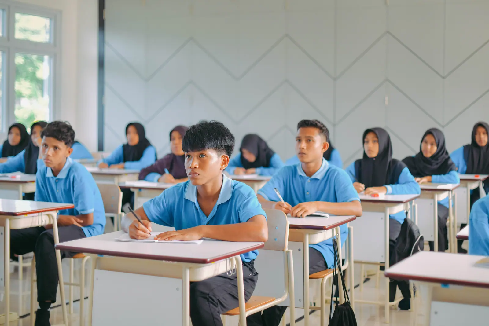 Siswa sekolah menengah di Indonesia sedang mengikuti kegiatan belajar di kelas
