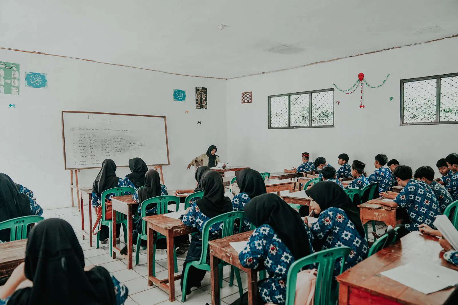 Guru dan siswa dalam suasana kelas di Pandeglang, Banten