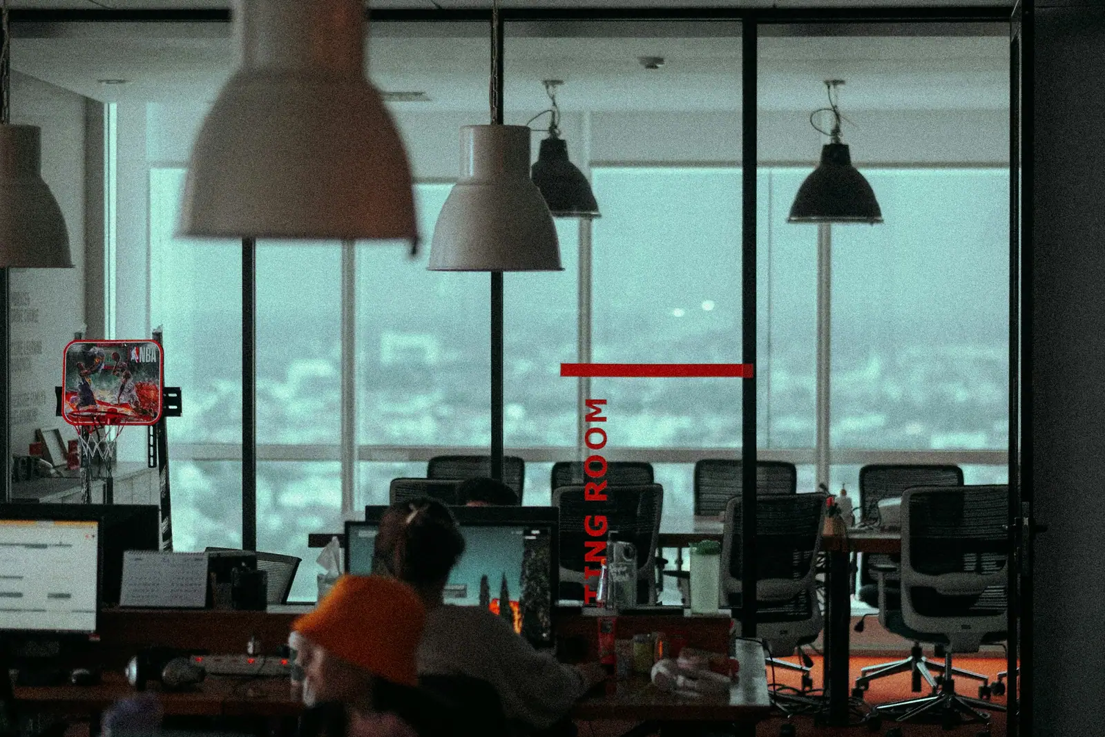 Ruang rapat kantor dengan meja kerja dan kursi untuk berdiskusi