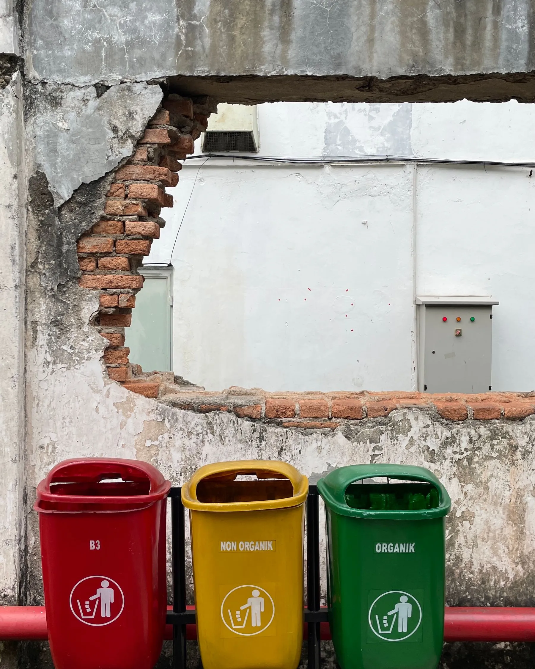 Tiga tempat sampah terpilah berwarna di Jakarta