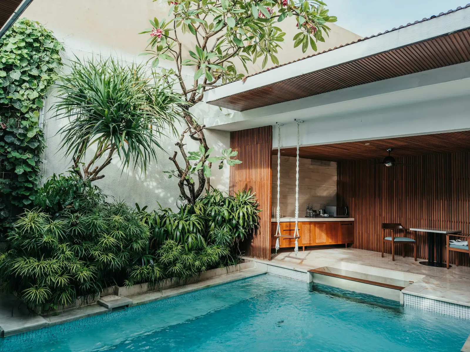 Courtyard tropis dengan plunge pool dan ruang duduk terbuka