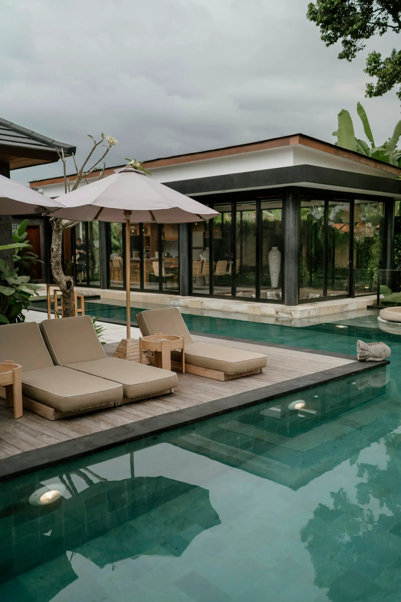 Kolam privat dan villa tropis di kebun SAVANA House Ubud