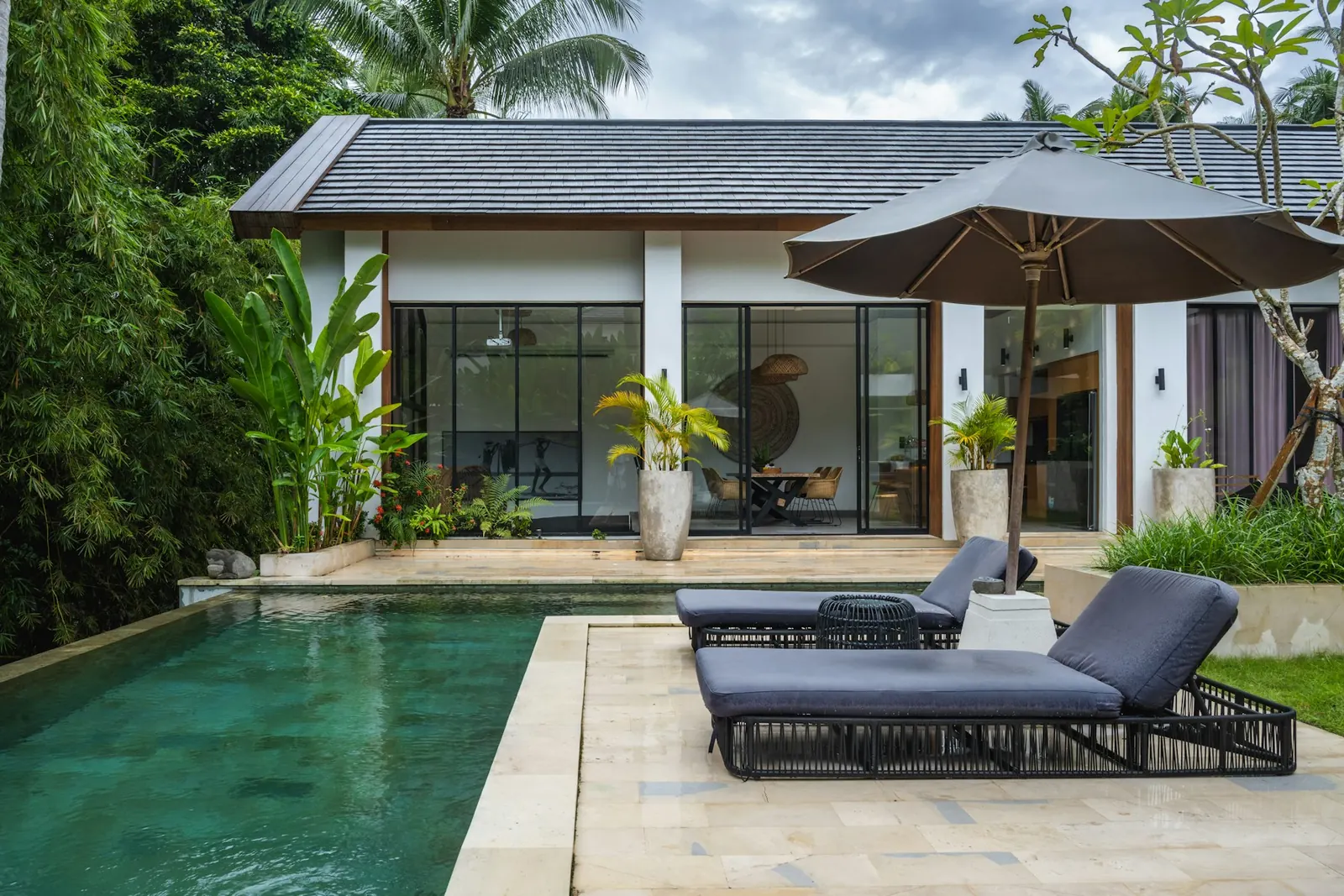 Garden House dua kamar dengan kolam panjang dan taman tropis
