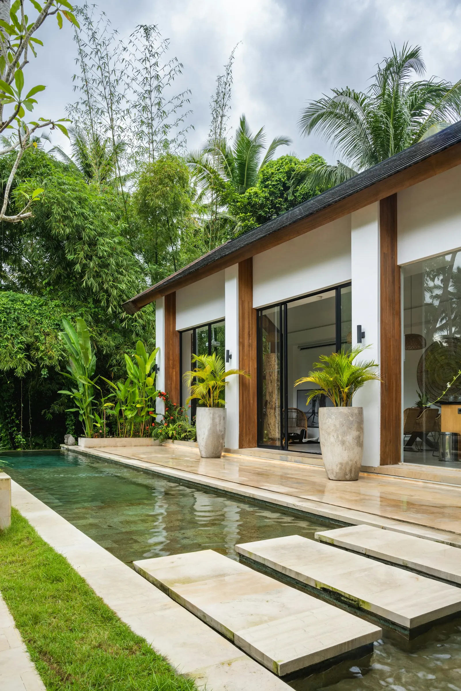 Jalan batu melintasi kolam menuju villa SAVANA House