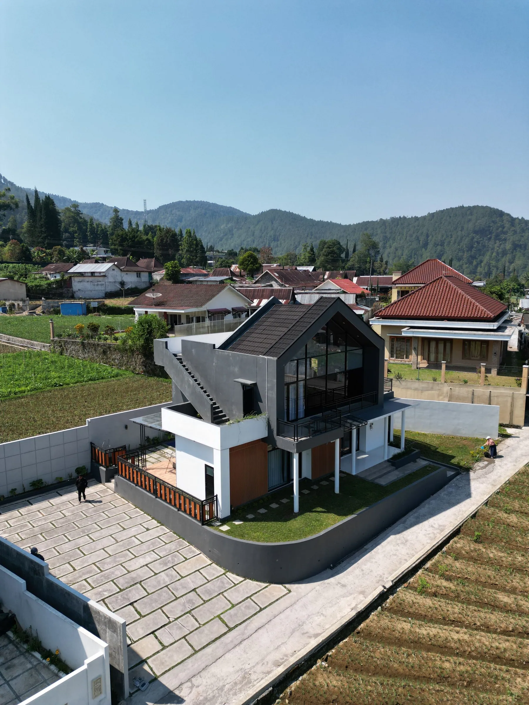Rumah modern di lingkungan perbukitan Jawa Timur