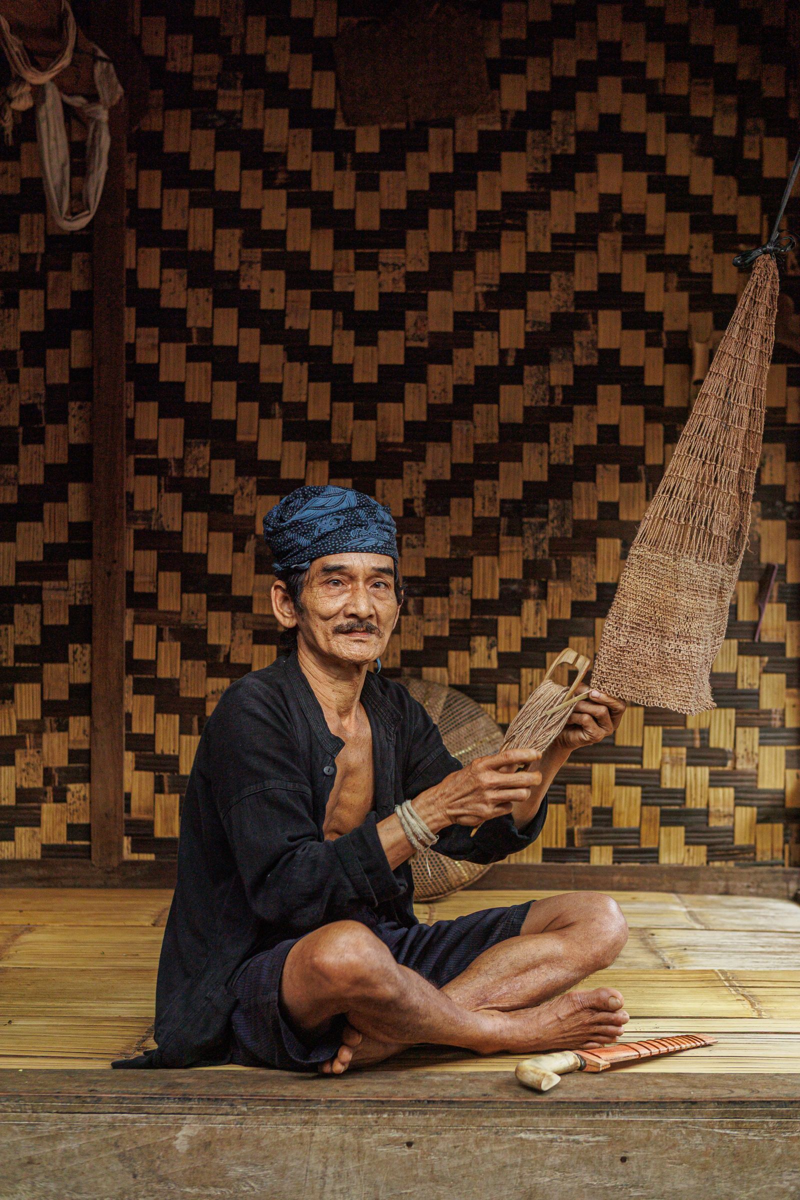 Perajin tradisional sedang menunjukkan hasil anyaman di Banten