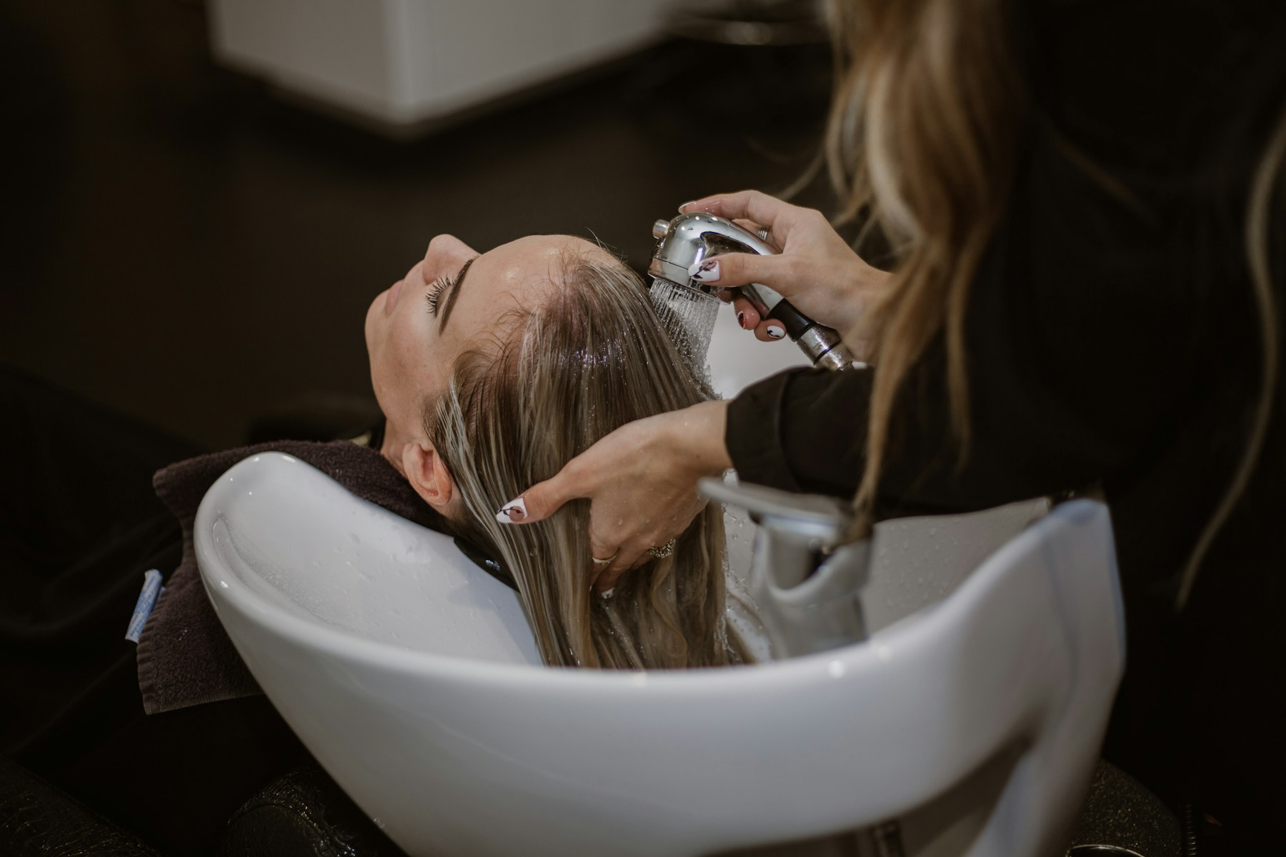 Visual meja salon modern dengan kartu layanan dan jadwal booking