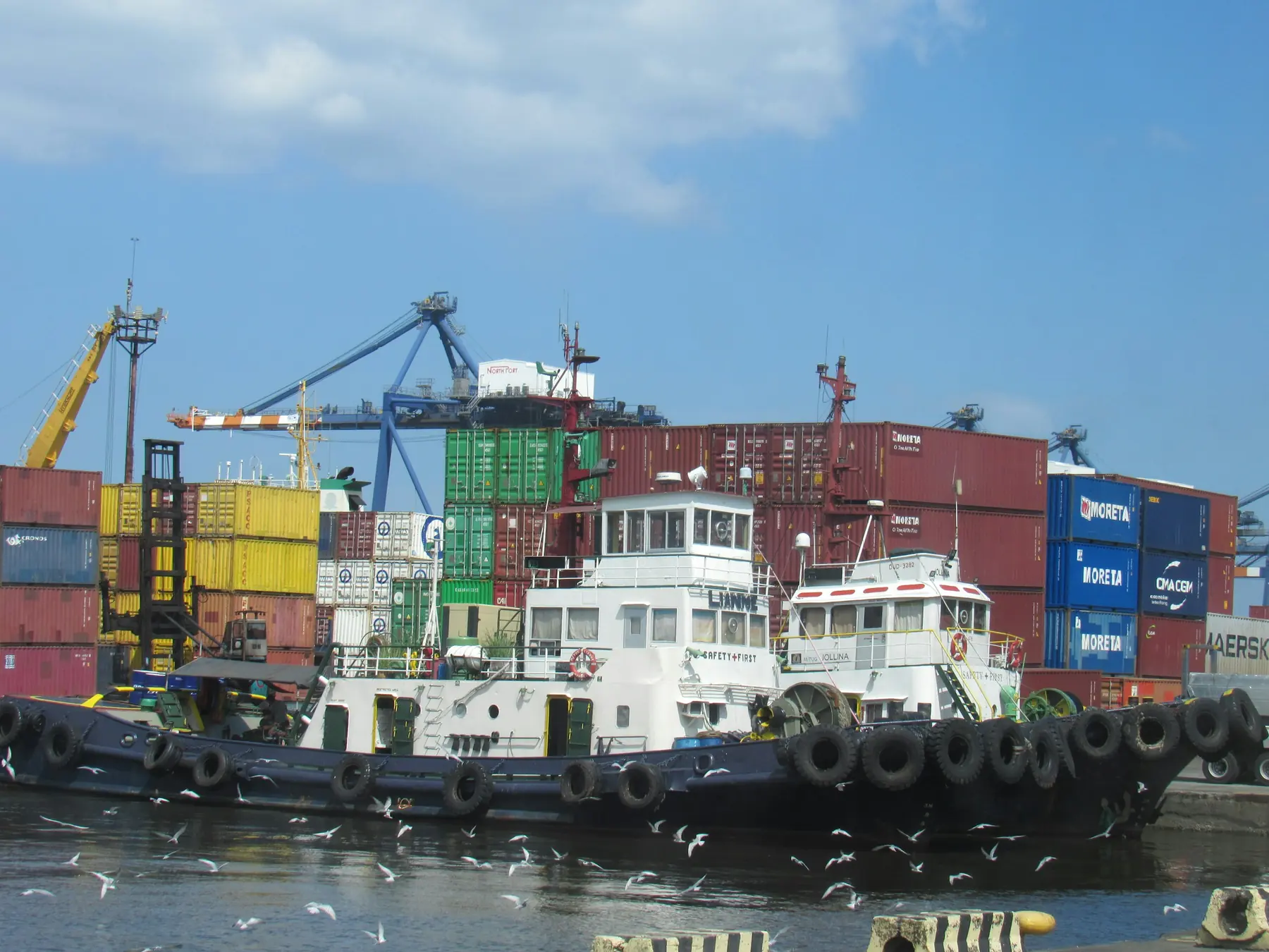 Tugboat di depan terminal peti kemas