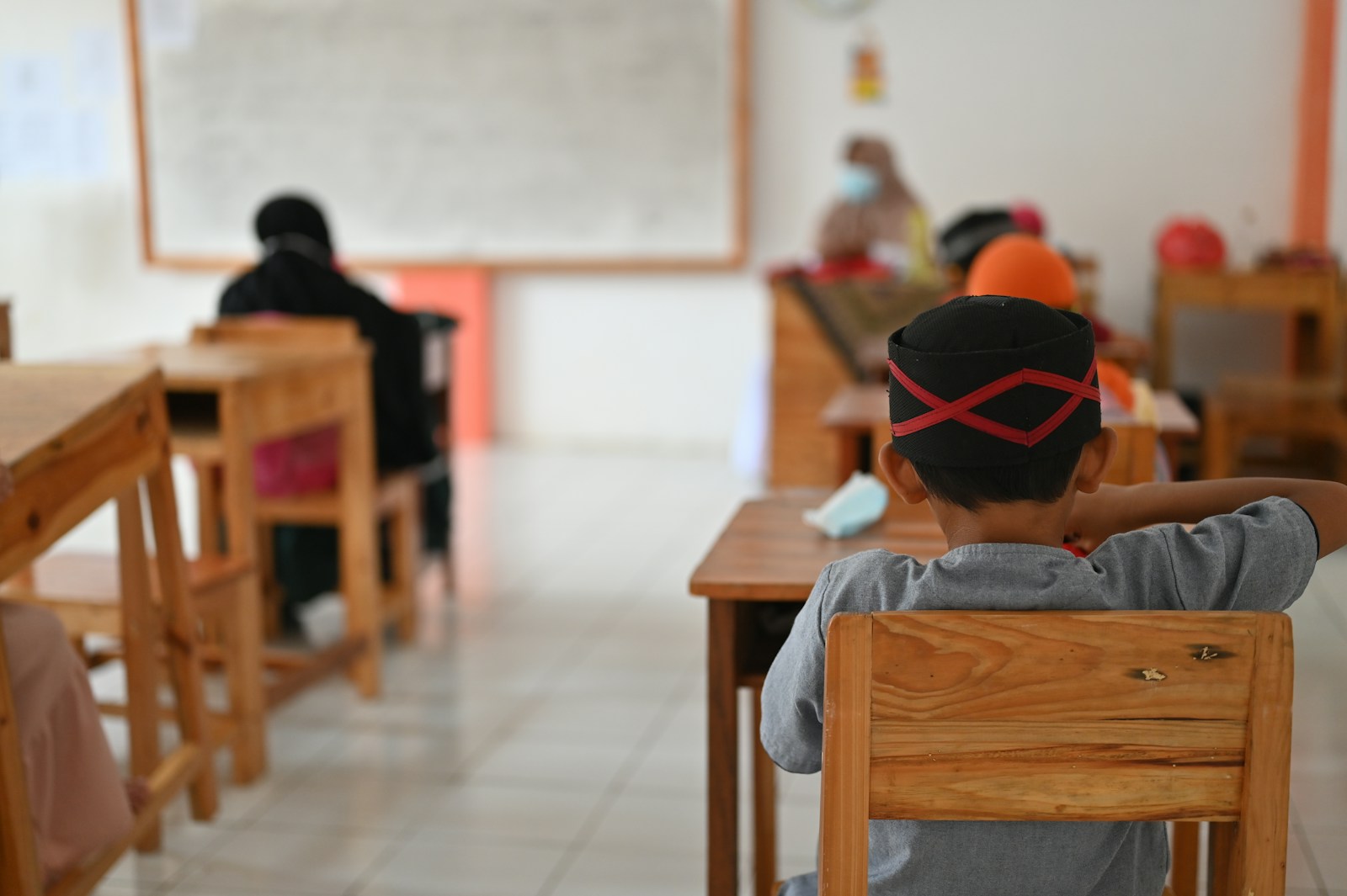 Siswa sekolah Indonesia belajar di kelas dengan suasana aktif dan rapi