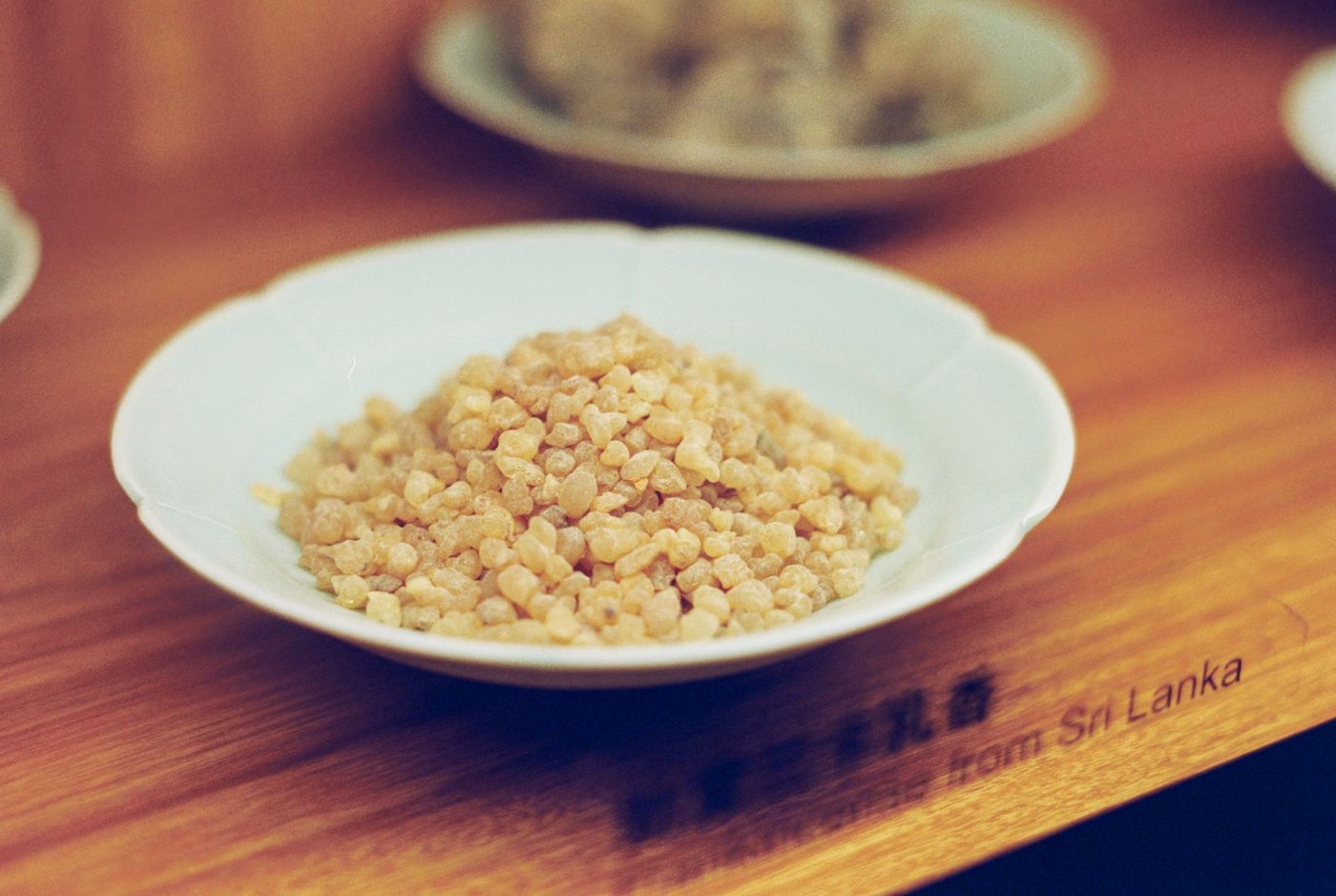 Resin alami berwarna terang dalam mangkuk