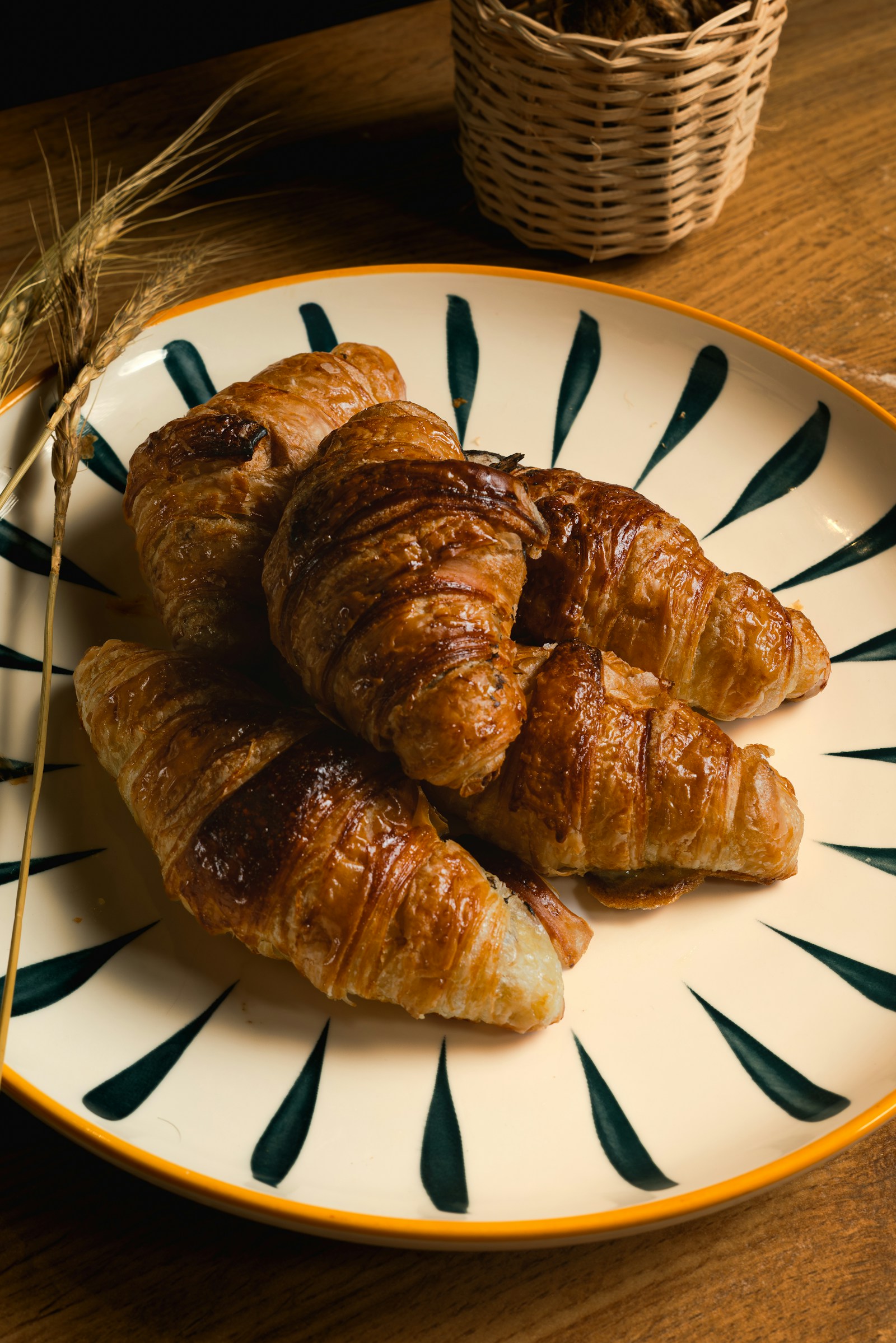 Croissant artisan tersusun hangat di toko roti lokal Tangerang Selatan