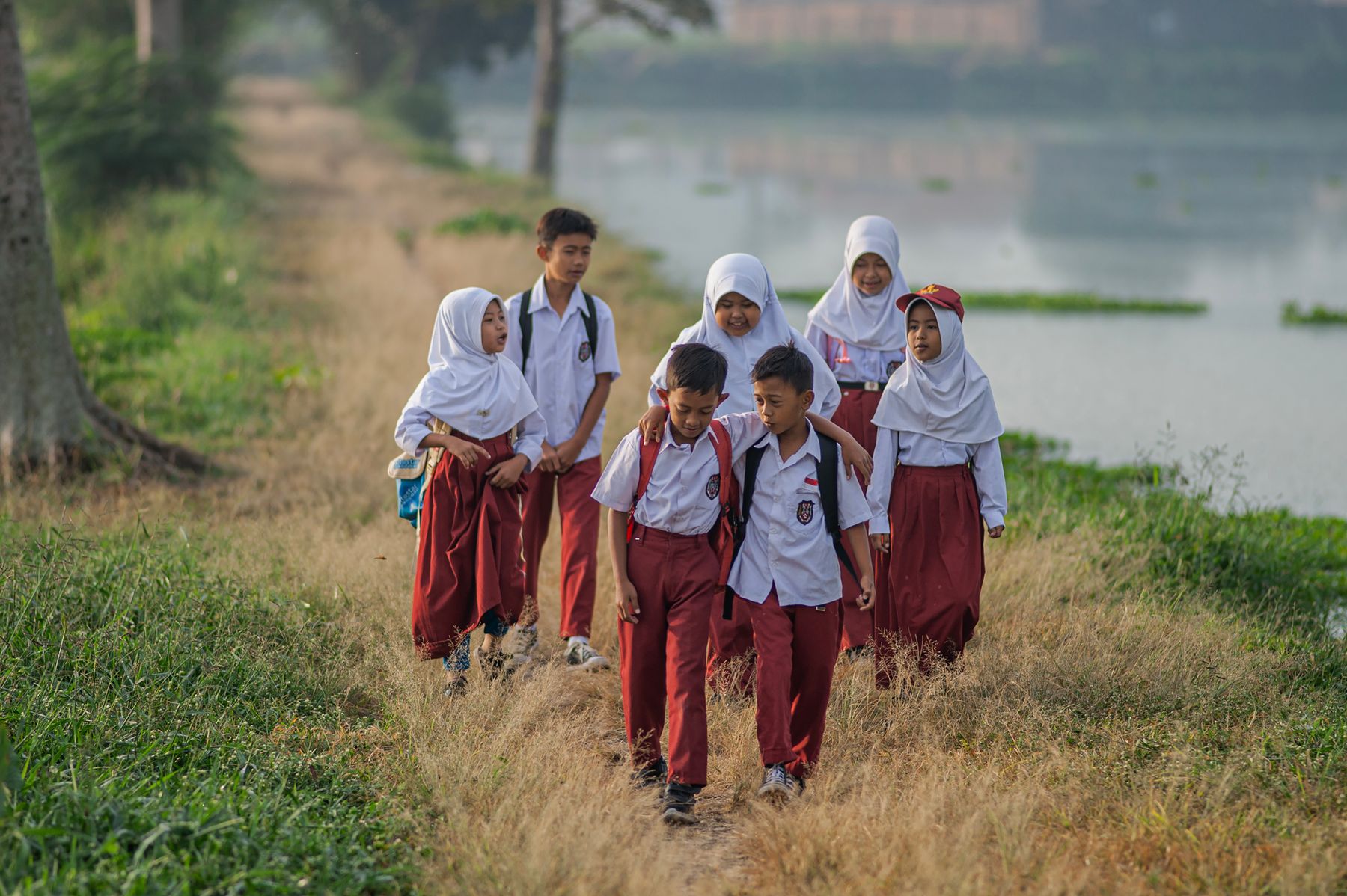 Anak-anak sekolah berjalan bersama di lingkungan Jawa Barat
