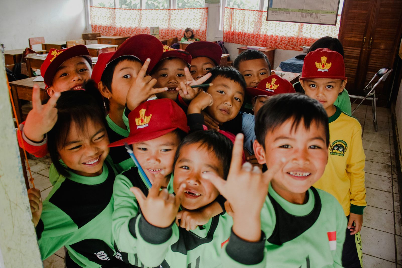 Sekelompok anak sekolah tersenyum bersama di kelas