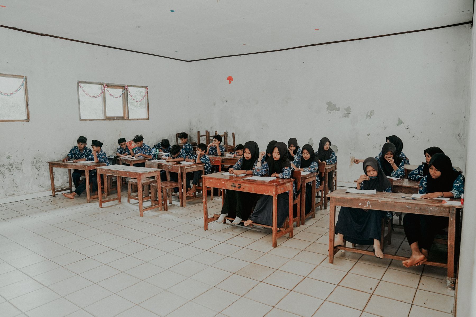 Pelajar mengikuti kegiatan belajar di sebuah ruang kelas Indonesia