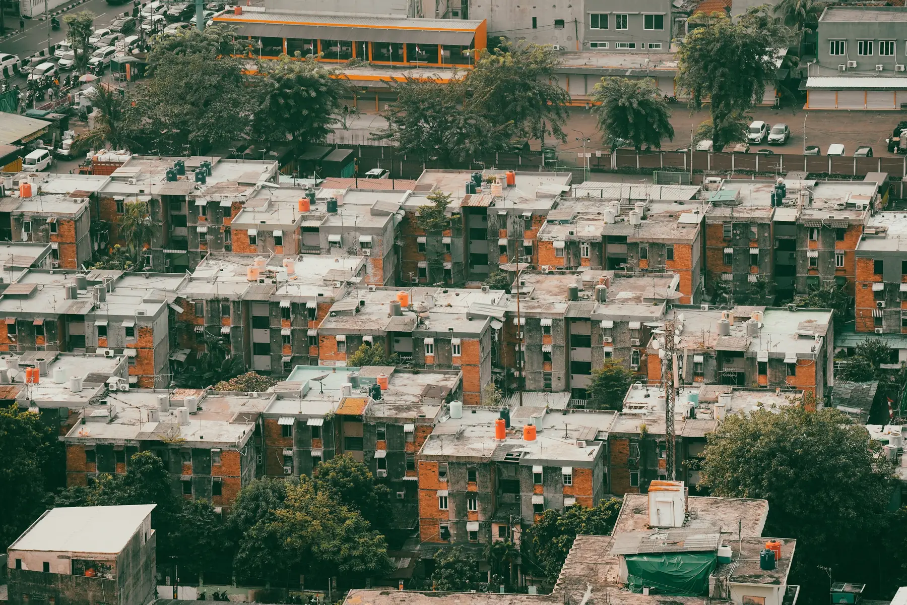 Kawasan hunian padat di Jakarta dilihat dari udara